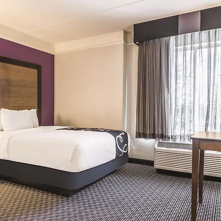 Отель La Quinta By Wyndham Alexandria Airport Экстерьер фото