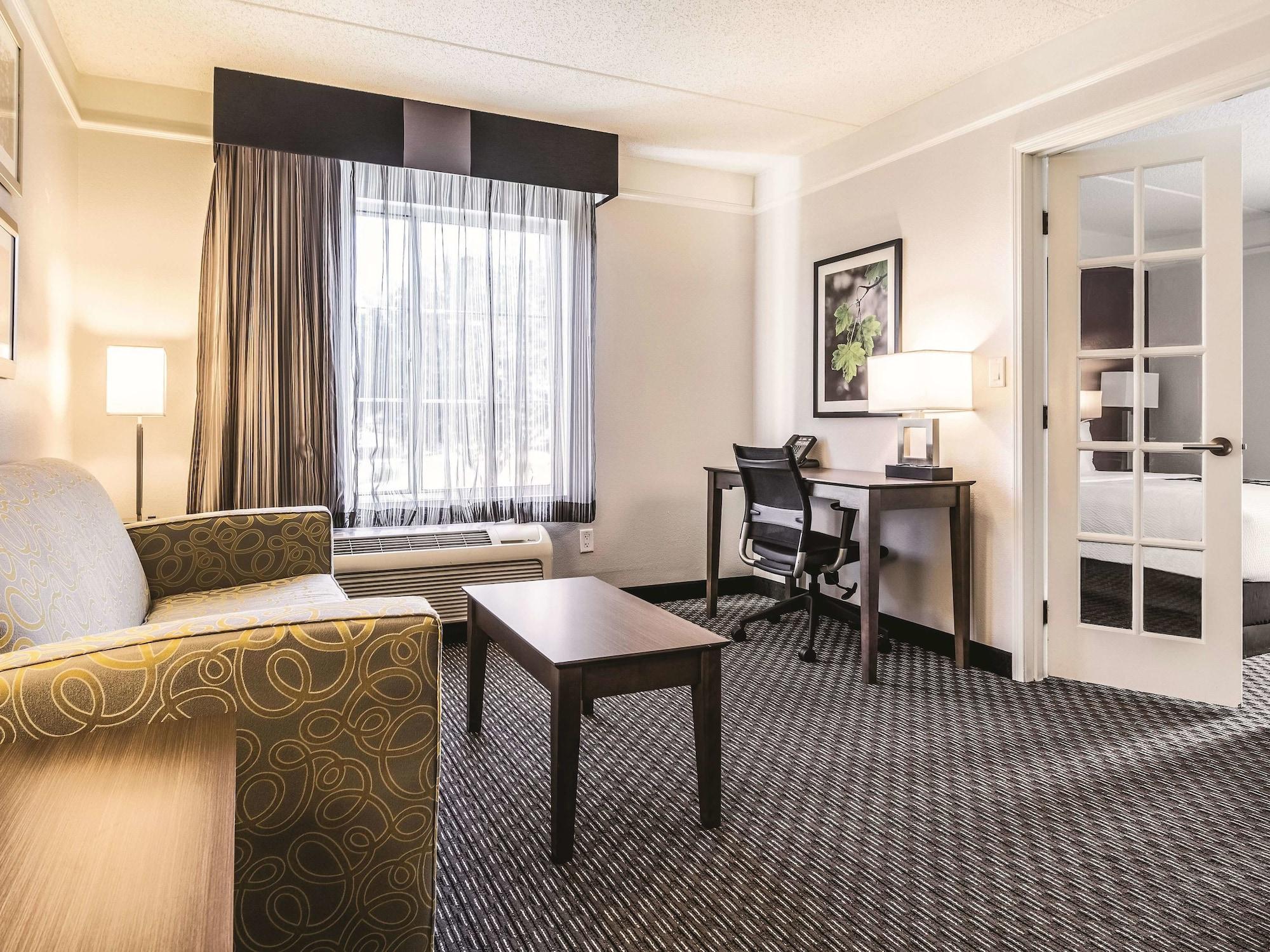 Отель La Quinta By Wyndham Alexandria Airport Экстерьер фото