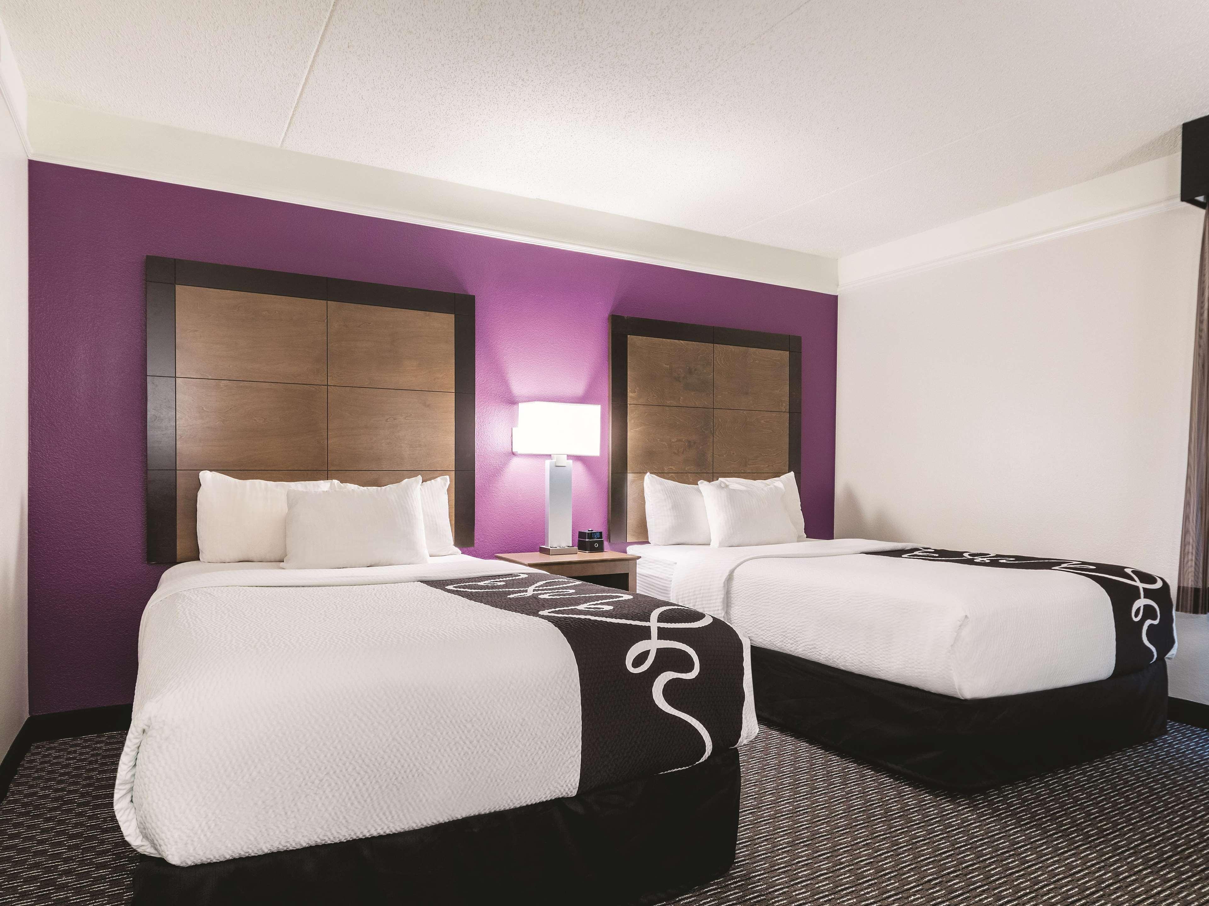 Отель La Quinta By Wyndham Alexandria Airport Экстерьер фото