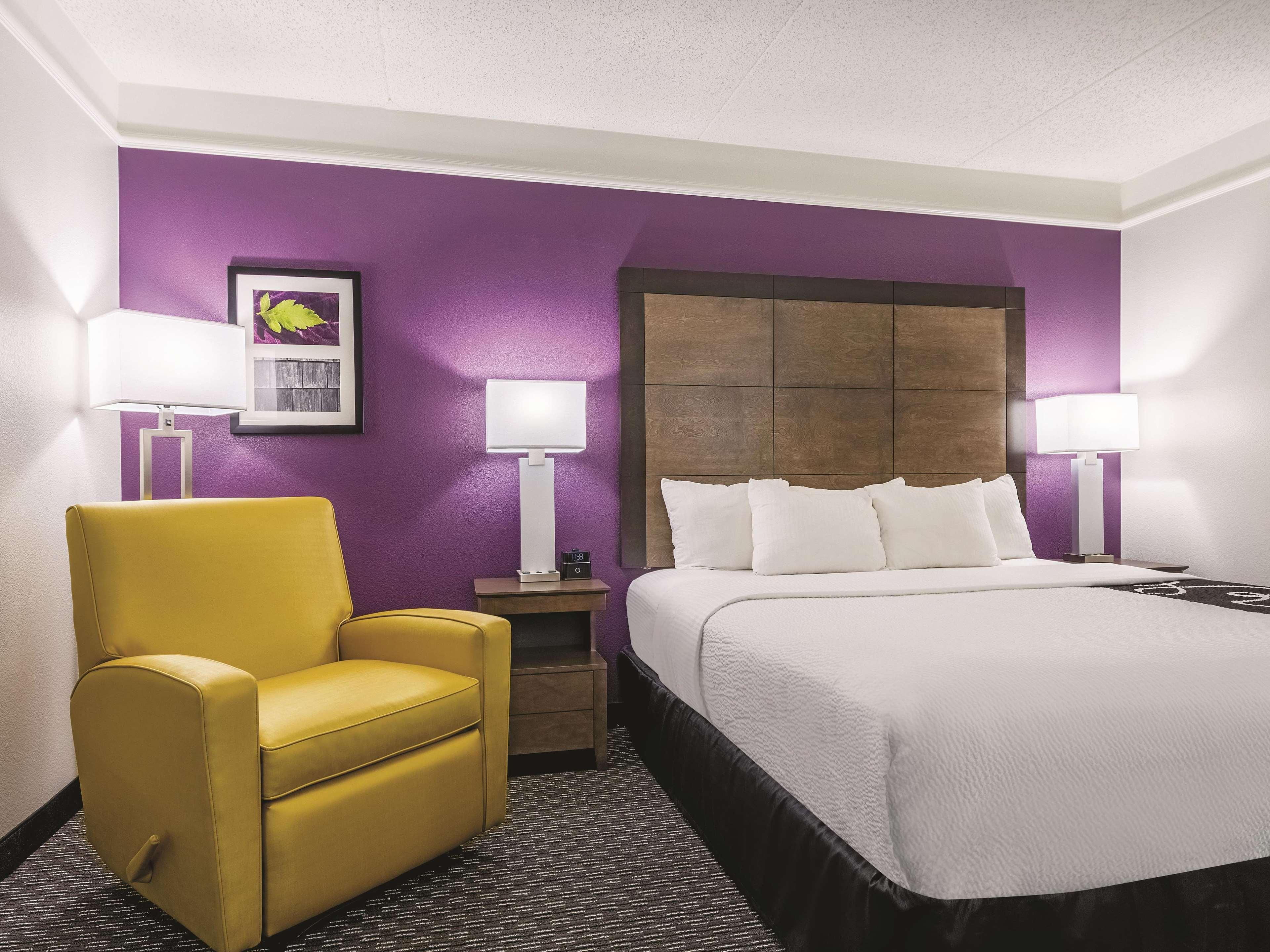 Отель La Quinta By Wyndham Alexandria Airport Экстерьер фото
