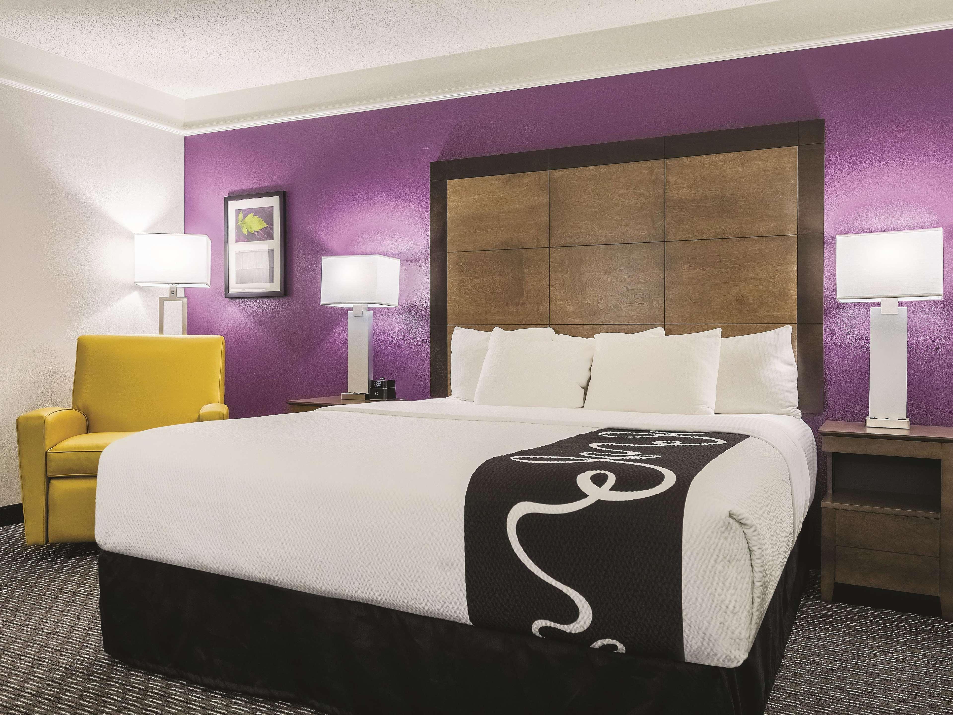 Отель La Quinta By Wyndham Alexandria Airport Экстерьер фото