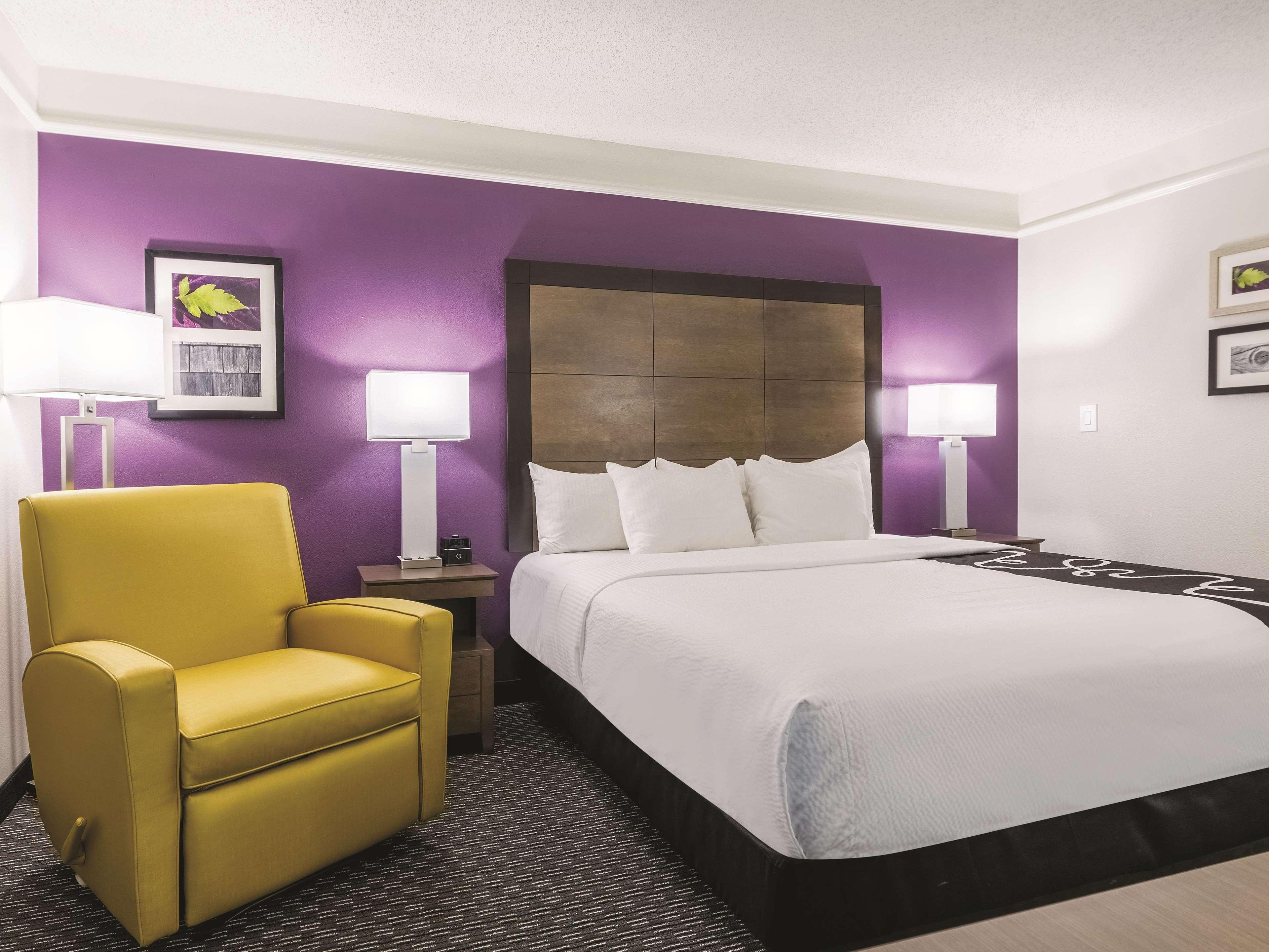 Отель La Quinta By Wyndham Alexandria Airport Экстерьер фото