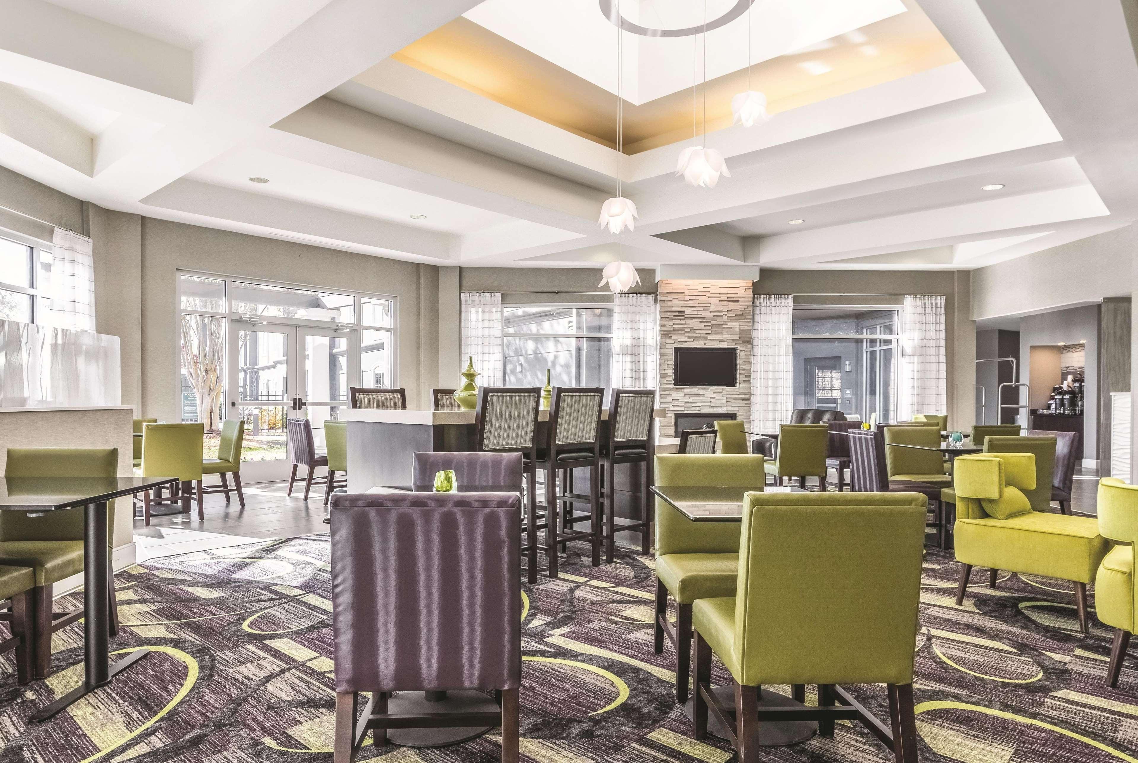 Отель La Quinta By Wyndham Alexandria Airport Экстерьер фото