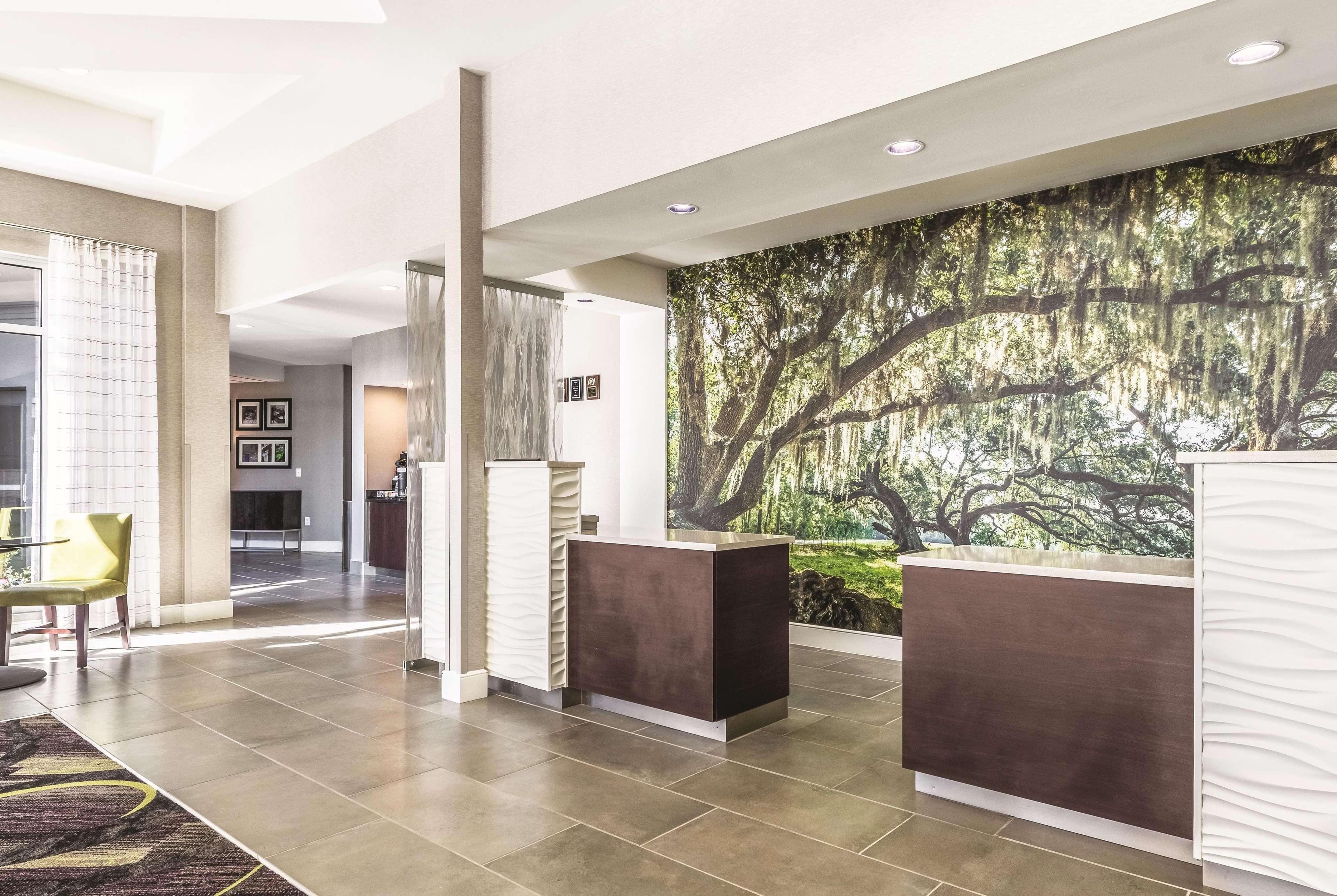 Отель La Quinta By Wyndham Alexandria Airport Экстерьер фото
