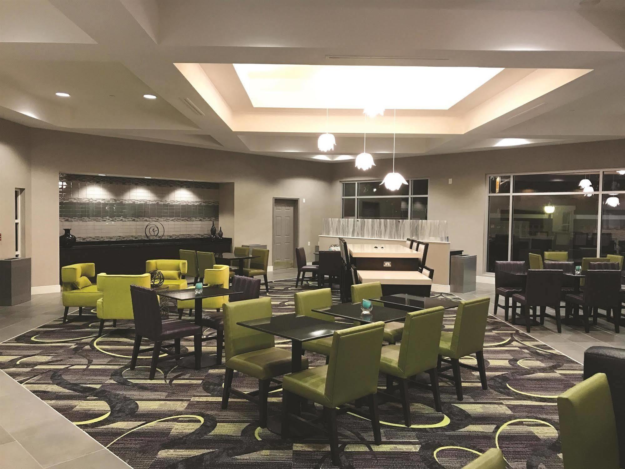Отель La Quinta By Wyndham Alexandria Airport Экстерьер фото