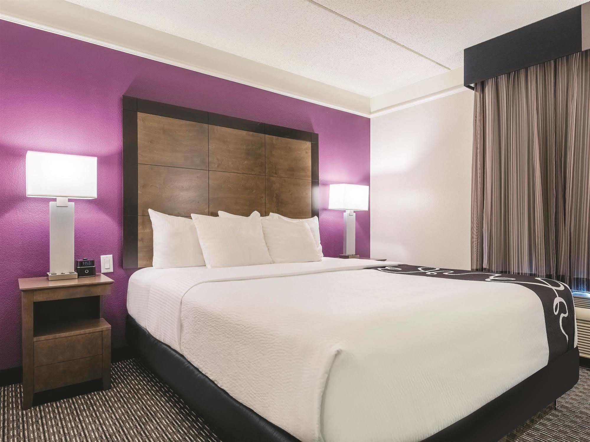 Отель La Quinta By Wyndham Alexandria Airport Экстерьер фото