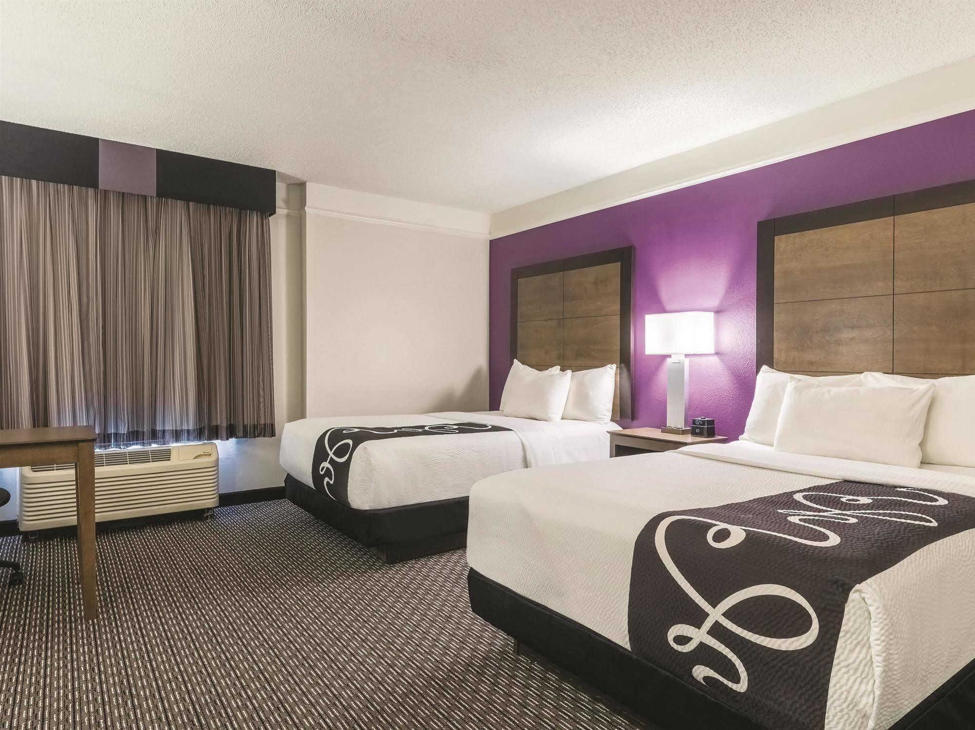 Отель La Quinta By Wyndham Alexandria Airport Экстерьер фото